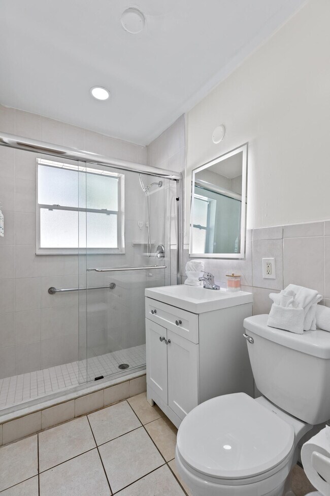 Building Photo - 1761 NE 55th St