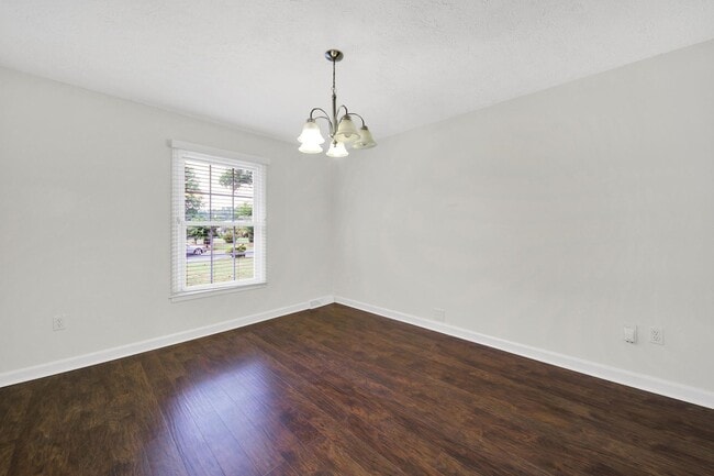 Building Photo - Beautifully Renovated Three Bed Two Bath R...