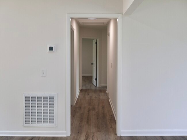 Building Photo - 129 Lake Point Dr