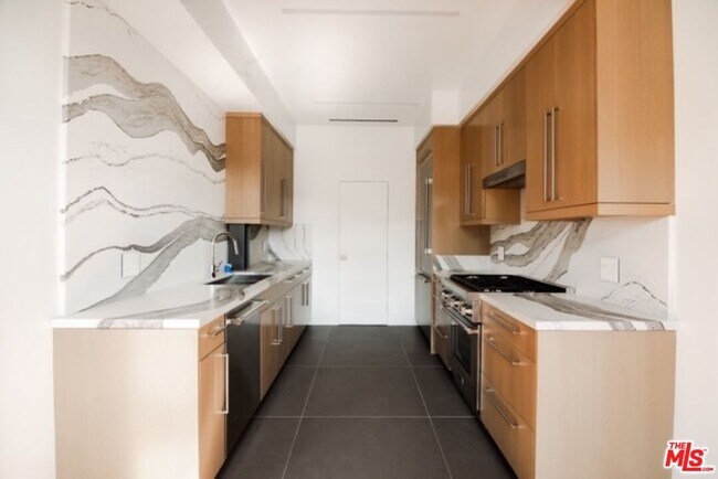 Building Photo - 1302 N Sweetzer Ave