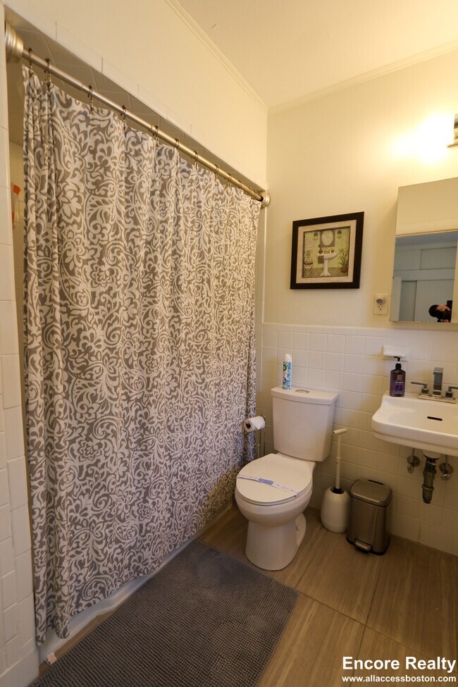 Building Photo - 1871 Beacon St