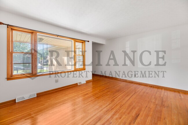 Building Photo - 1022 S Capri Ln