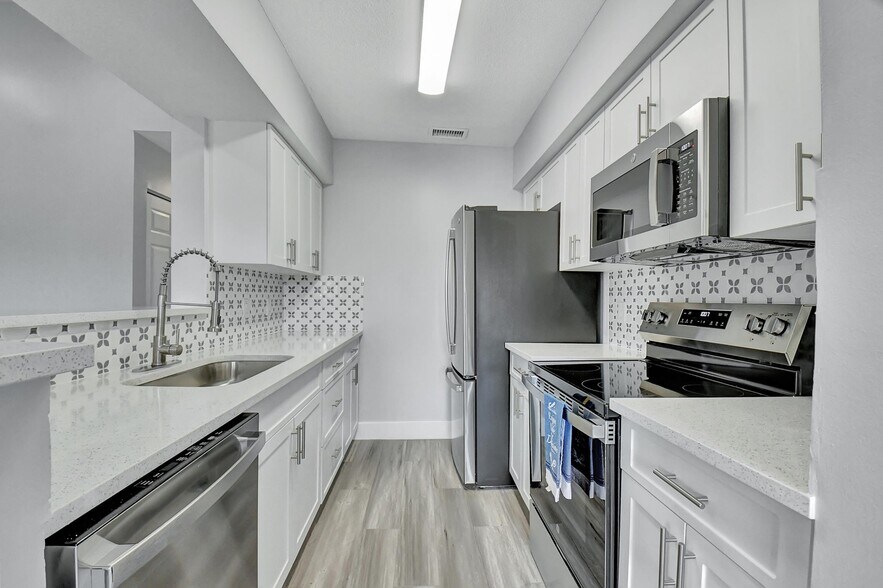 Building Photo - 815 W Boynton Beach Blvd