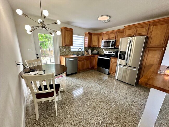 Building Photo - 2648 NE 13th Ave