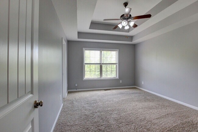 Building Photo - Sweet Splitlevel with Awesome Basement Area