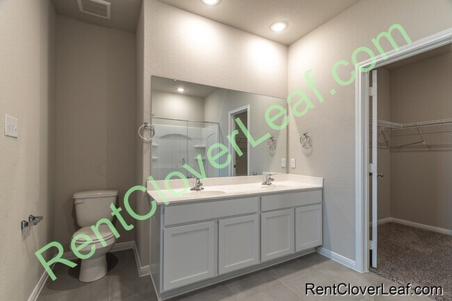 Building Photo - Available Now: 5 bed 3 Full bath