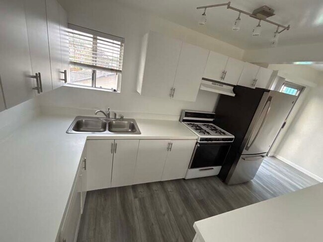 Building Photo - 915 Broadway St