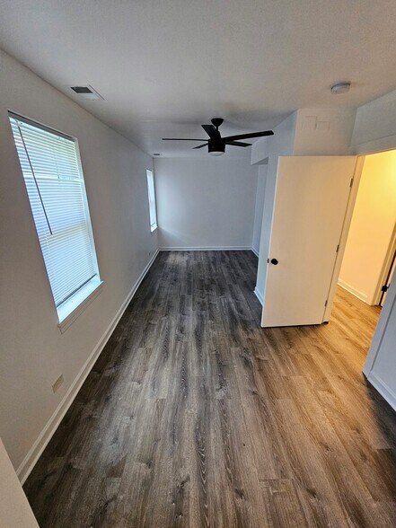 Master bedroom - 3720 S Calumet Ave