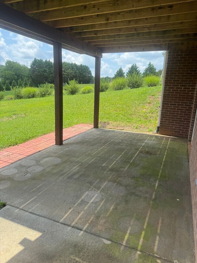 Building Photo - Seymour 37865 - 3 Bedroom, 2 Bath Home with a 3-Car Garage - Contact Lisa Vineyard and Shannon Ru...