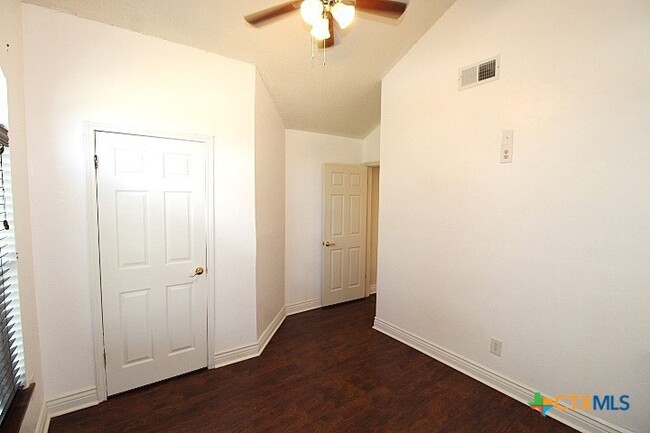 Building Photo - 213 Bronc Dr