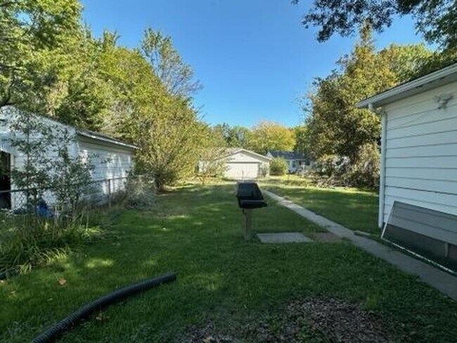 Building Photo - Very Nice 3 Bedroom In Paducah Available Immediately