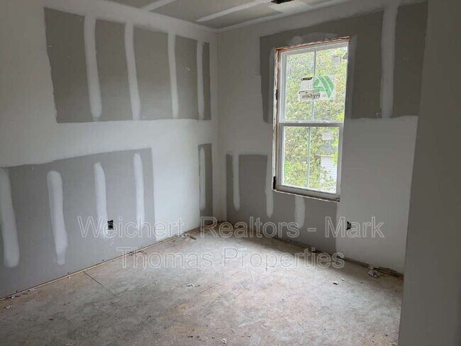 Building Photo - 1203 Fern St