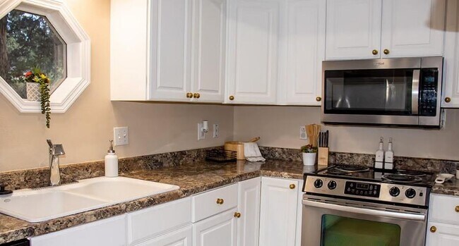 Building Photo - 14898 Dutchmans Dr