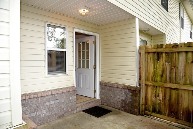 Building Photo - 2 Bedroom Townhouse in Great Location!