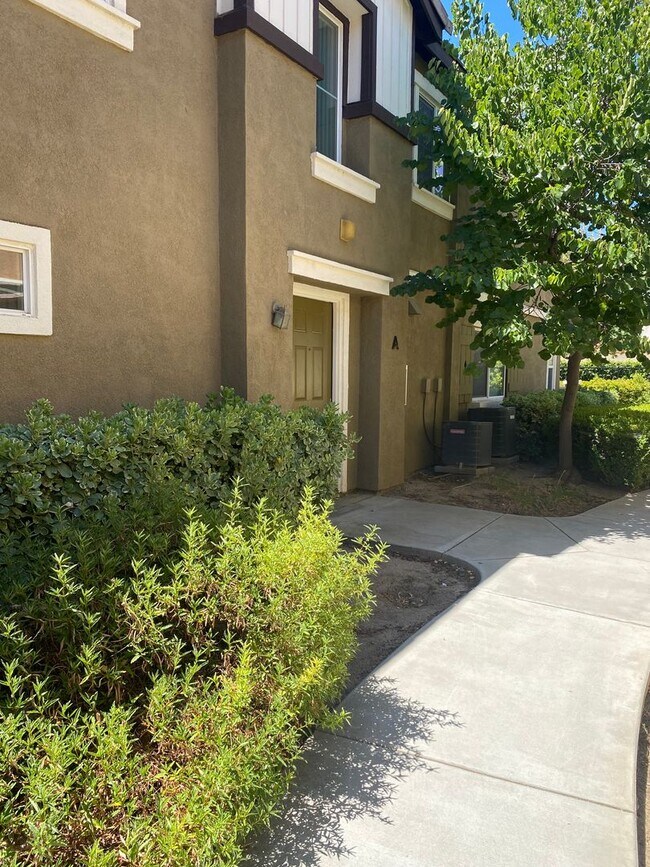 Building Photo - 25794 Iris Ave