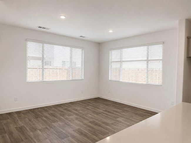 Building Photo - 2806 N Applegate Ave