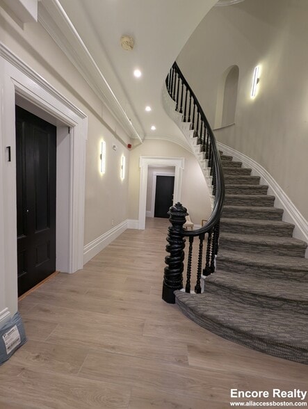 Building Photo - 2 Joy St