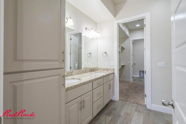 Building Photo - Pet Friendly 4 Bedroom Home! Internet Incl...