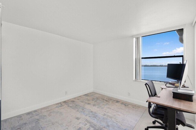 Building Photo - 111 Lake Emerald Dr