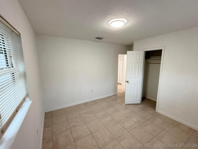 Building Photo - 912 SE Tarpon Ave