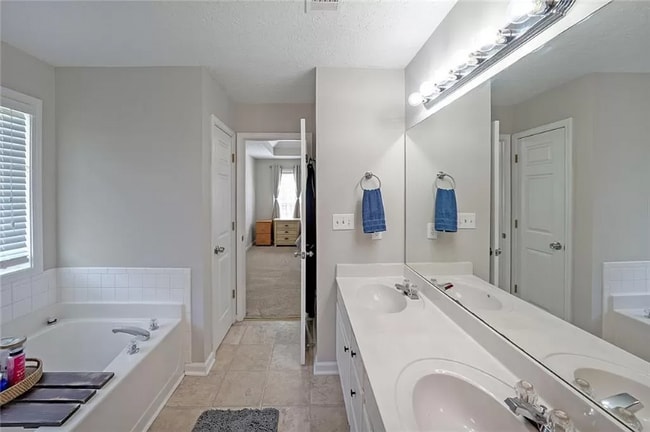 Building Photo - 1732 N Oak Dr
