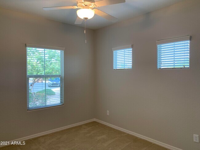 Building Photo - 41599 N Willow Ct