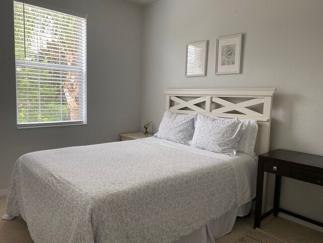 Building Photo - SEASONAL ONLY  3 bedroom, 2 1/2 bath townh...