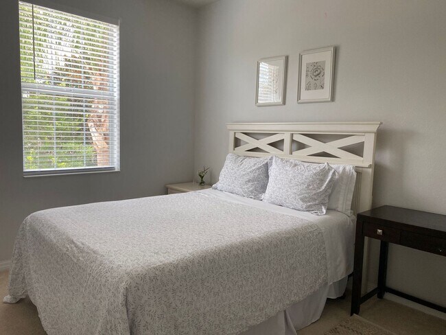 Building Photo - SEASONAL ONLY  3 bedroom, 2 1/2 bath townhome off University Parkway with water view