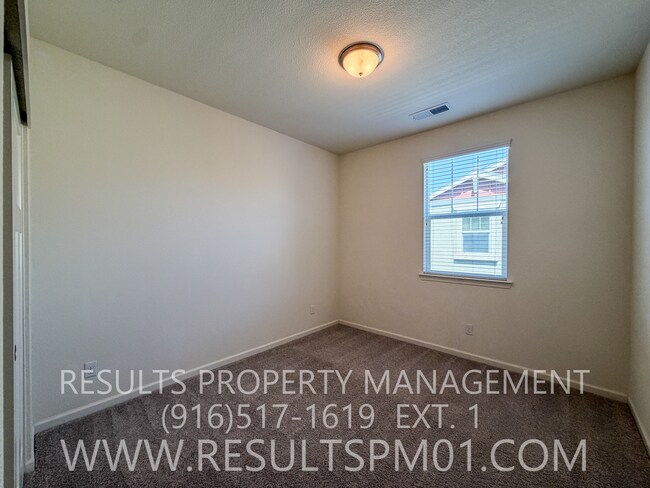 Building Photo - Beautiful Roseville 4 Bedroom Home