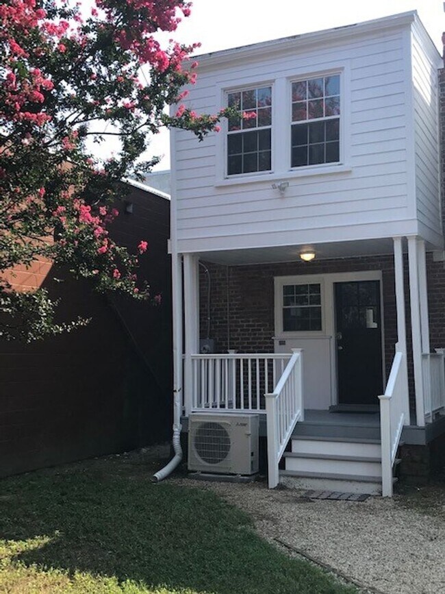 Building Photo - MAIN2220