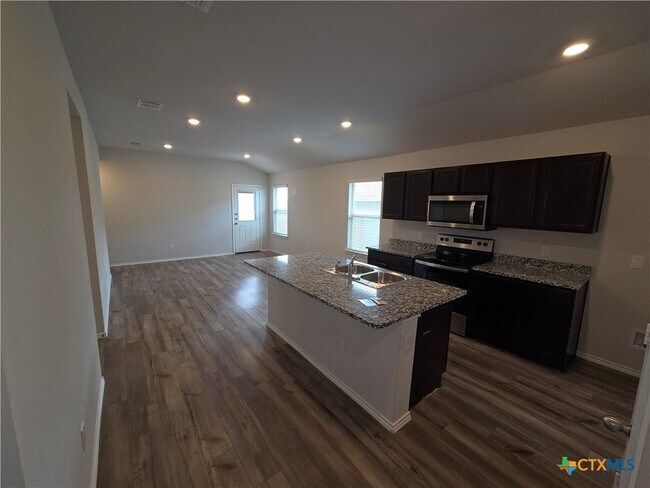 Building Photo - 1049 Velvet Ct