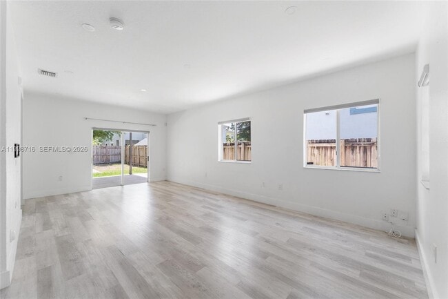 Building Photo - 379 NE 31st Ave