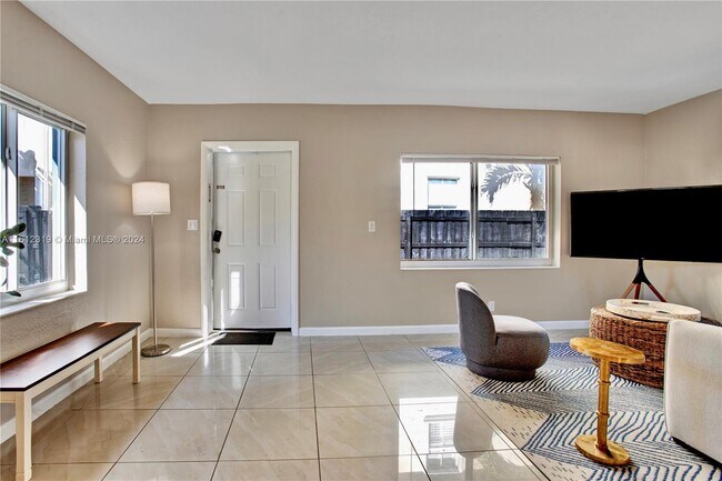 Building Photo - 1104 NE 16th Ave