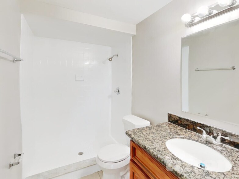 Building Photo - 16137 Ravendale Dr