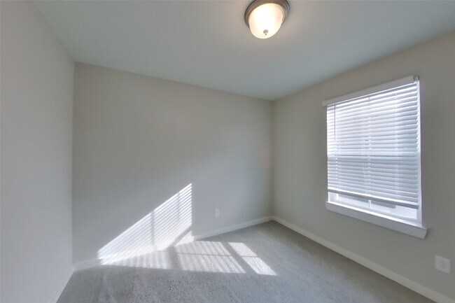 Building Photo - 9835 Willow Creek Commerce Dr