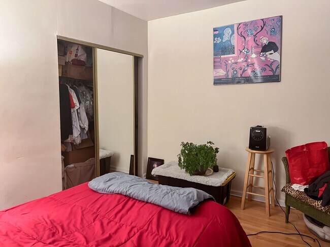 Building Photo - Sheridan Park / Uptown - 2 Bed / 1 Bath
