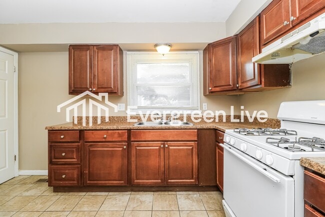 Building Photo - 230 W St Anthony Ln