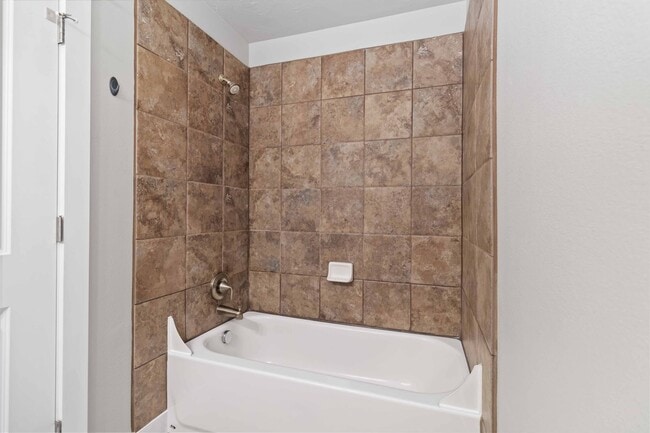 Building Photo - 2 bedroom Townhome