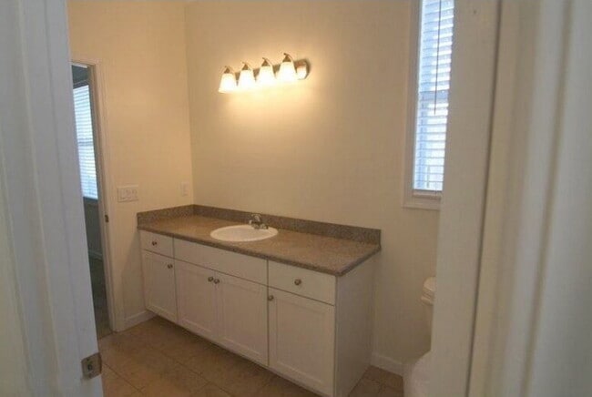 Building Photo - Historic Lincolnville Roommate-Ready Apartment!