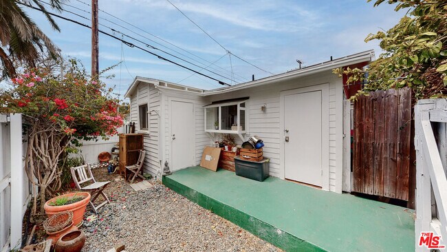 Building Photo - 402 N Venice Blvd