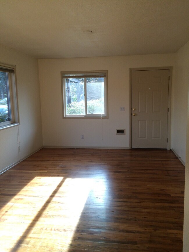 Building Photo - Corner 1bed, great location, bike storage,...