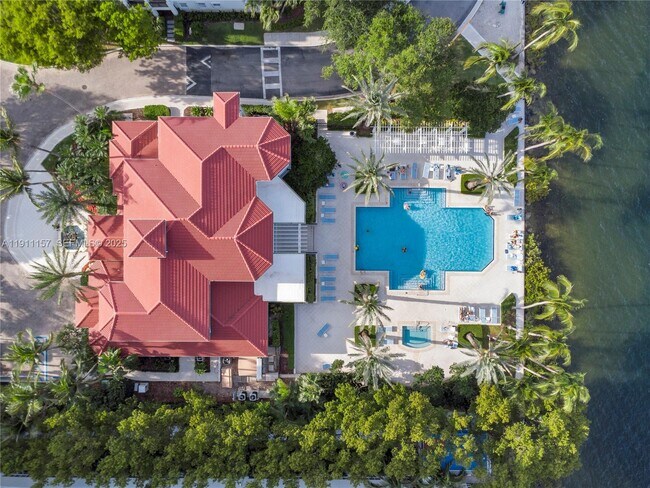 Building Photo - 3235 NE 184th St