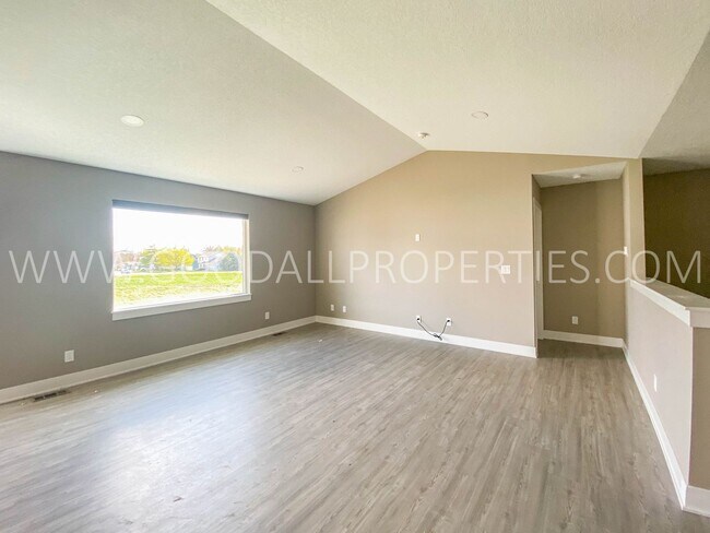 Building Photo - Must See this 4 Bedroom Walkout Ranch in Desoto