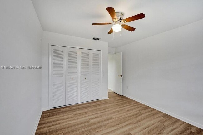 Building Photo - 9540 Sevilla Ln