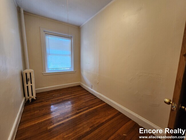 Building Photo - 248 Kelton St