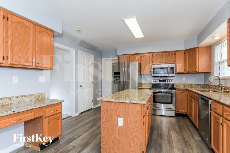 Building Photo - 3359 Woodside Dr