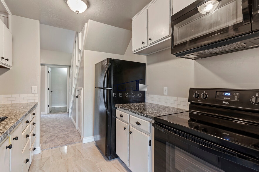 Building Photo - 26 White Barn Dr