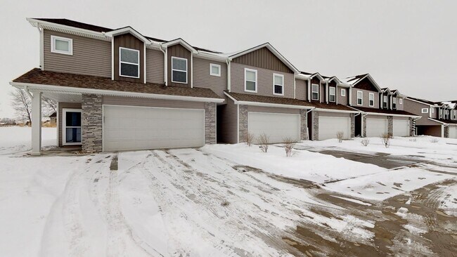 Building Photo - Fabulously Beautiful Townhome in NW Ankeny