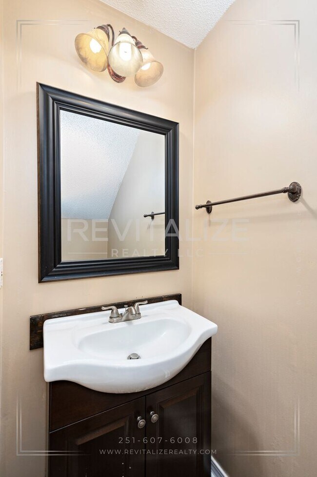 Building Photo - Creole Style 3 Bed 2.5 Bath Home on Oversized Lot