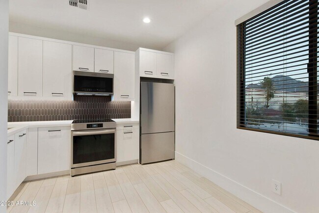 Building Photo - 1611 E Lamar Rd